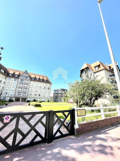 Le Castel 1 C.L.S Довил Екстериор снимка